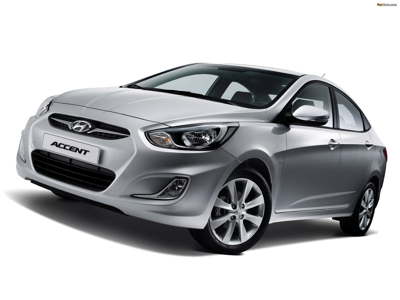 Автомобиль Hyundai Accent на дороге