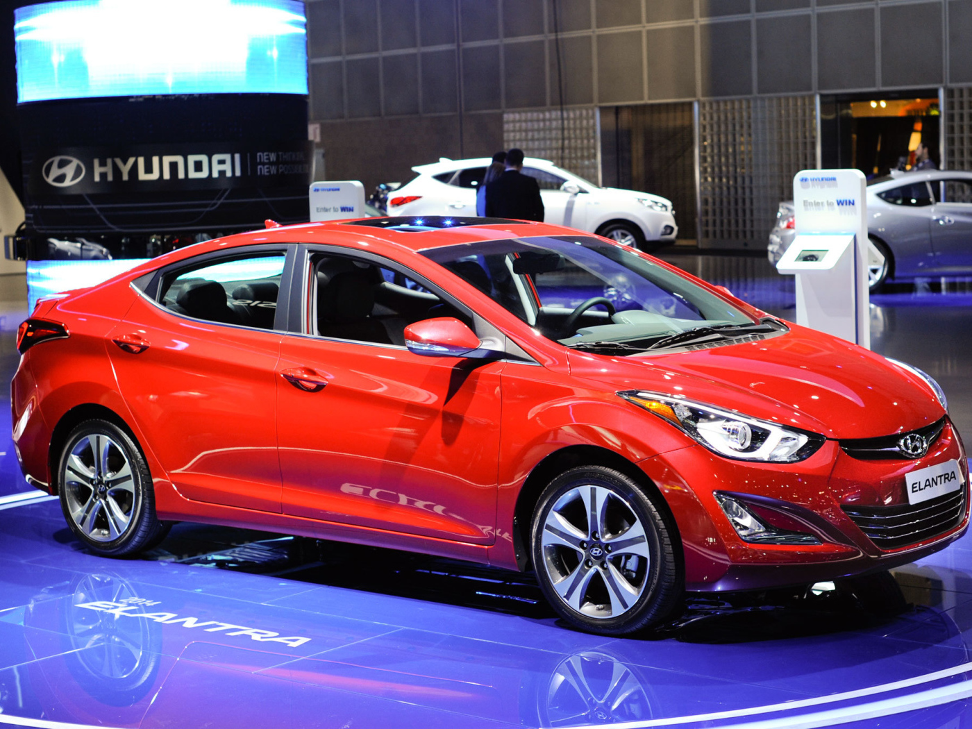 Автомобиль Hyundai Elantra 2014 на дороге