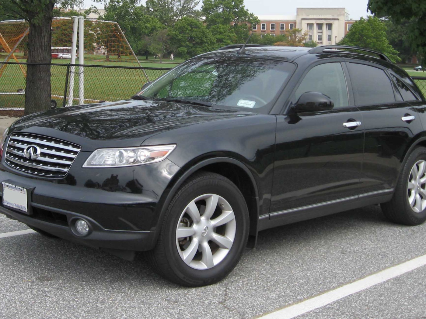 Infiniti FX35 на фоне города