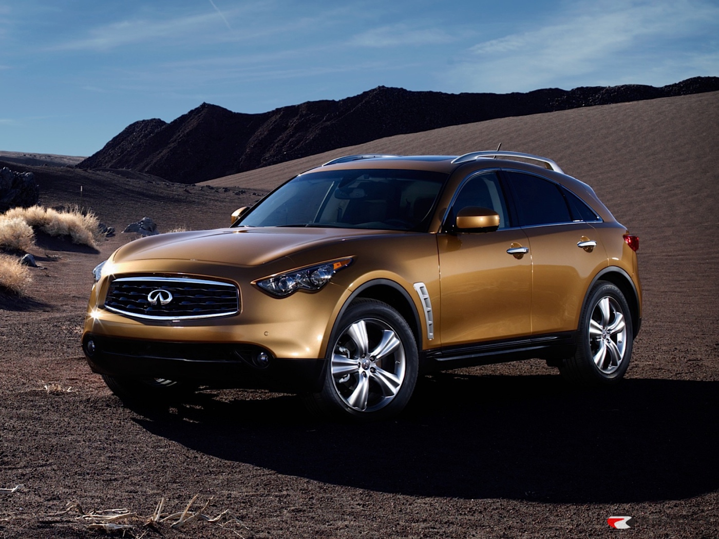 Infiniti FX35 на фоне пустыни