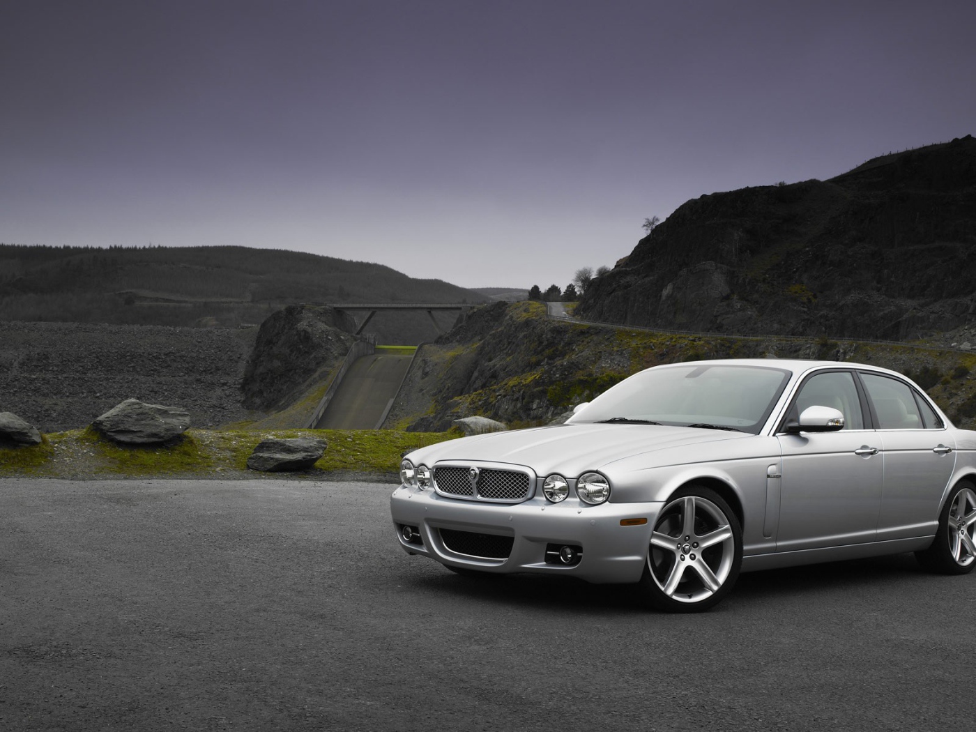 Белый автомобиль Ягуар