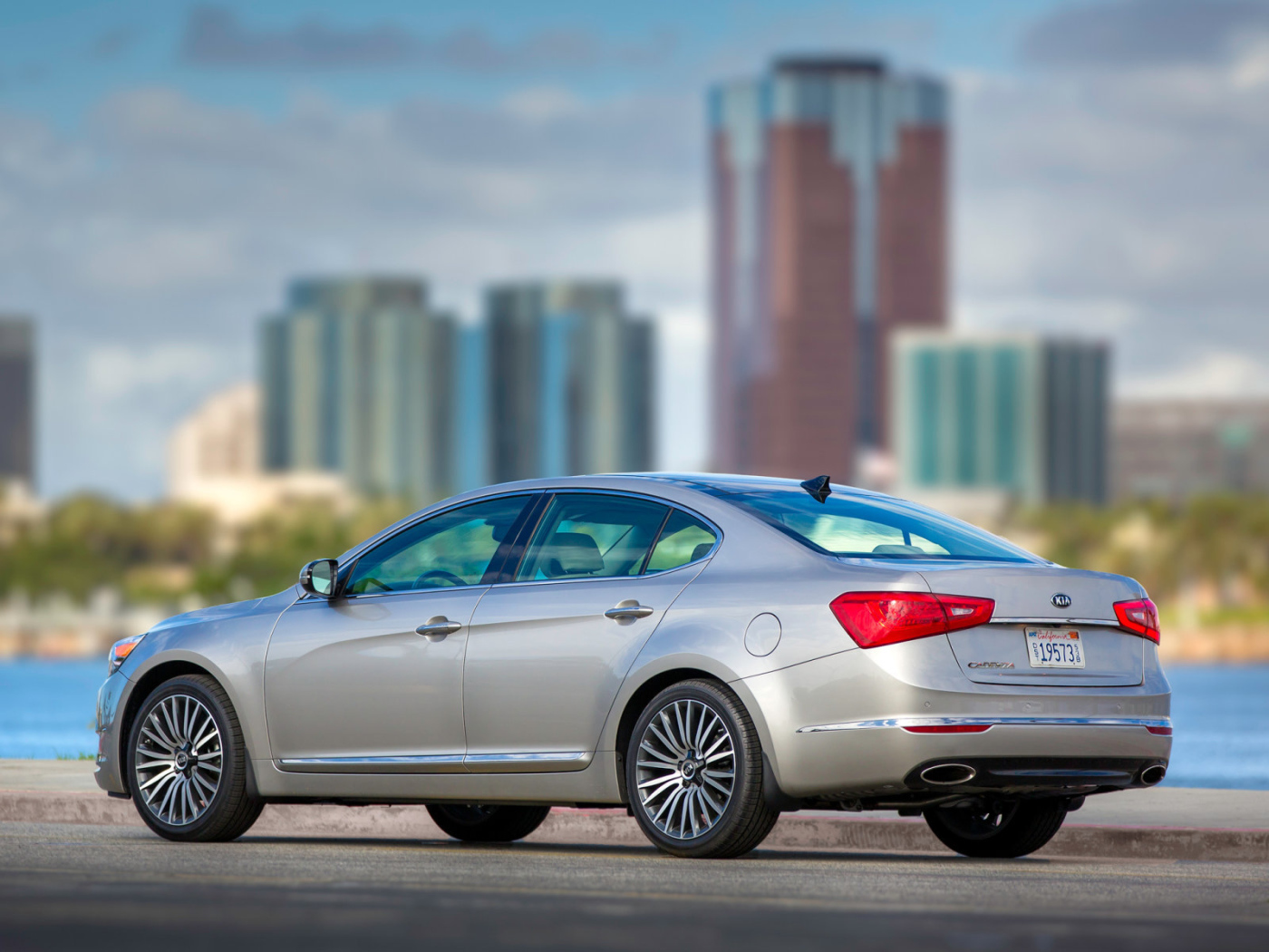 Красивый автомобиль Kia Cadenza 2014 годав Москве