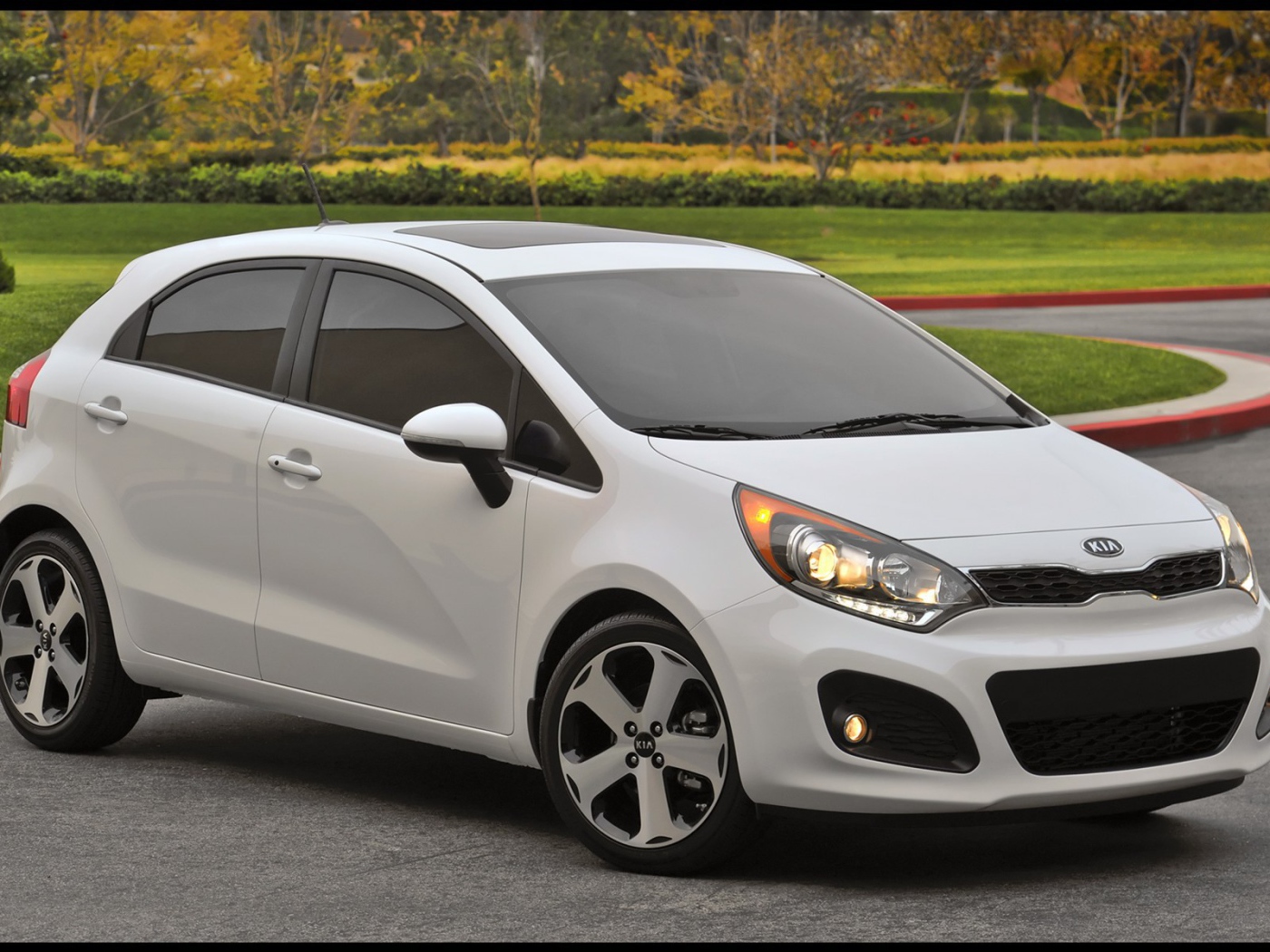 Красивый автомобиль Kia  Rio в Москве