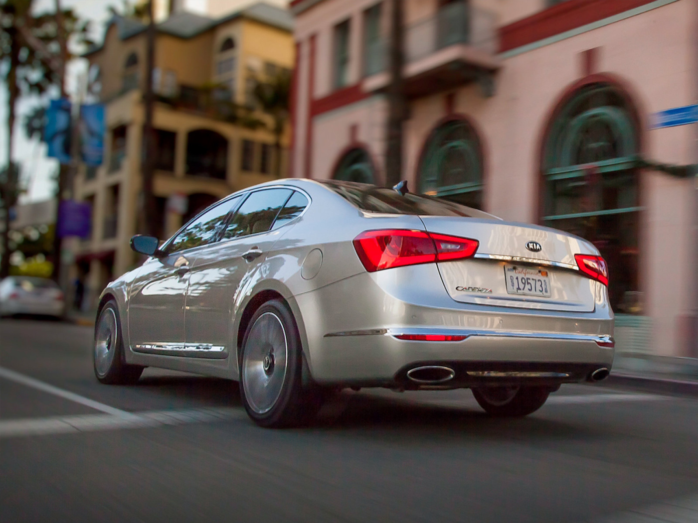 Автомобиль Kia Cadenza 2014 года на дороге