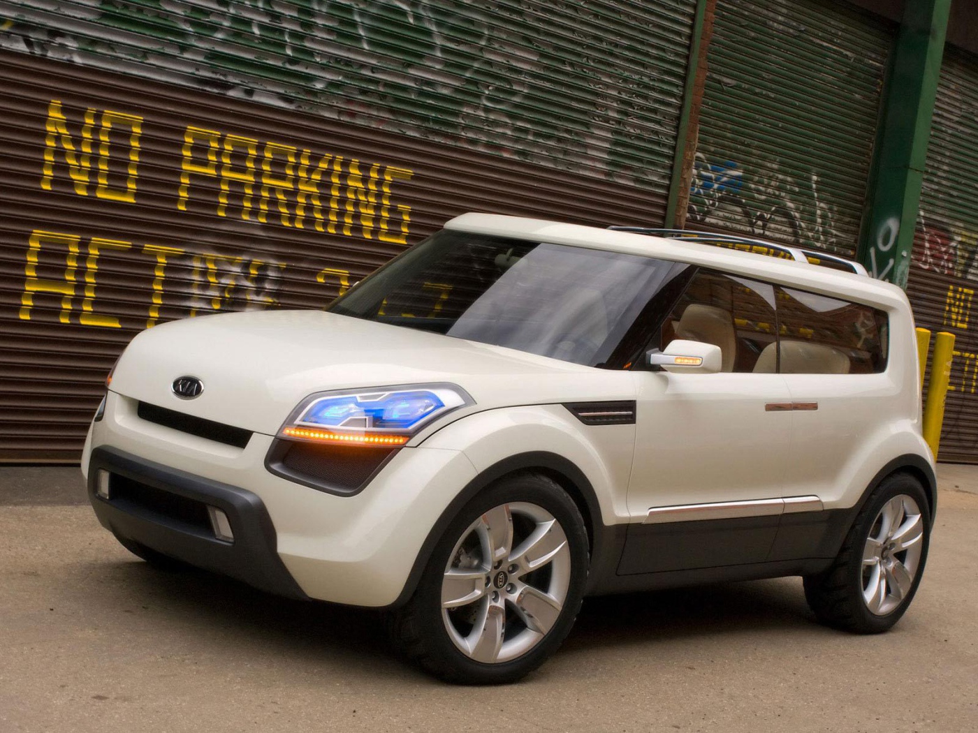 Автомобиль Kia Soul на дороге