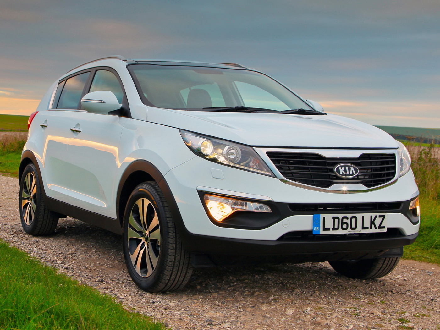  Автомобиль Kia Sportage на дороге