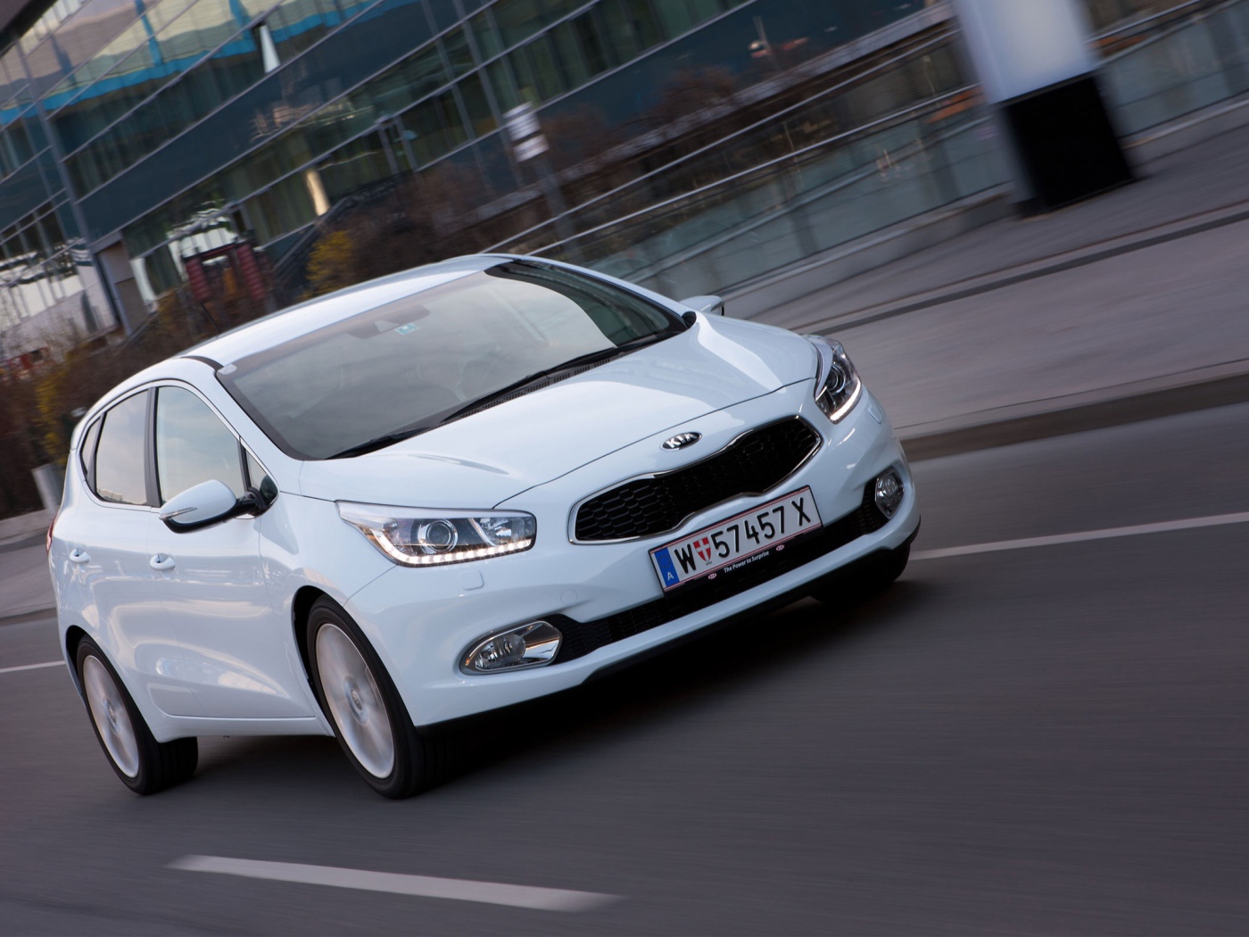 Белый автомобиль на улице