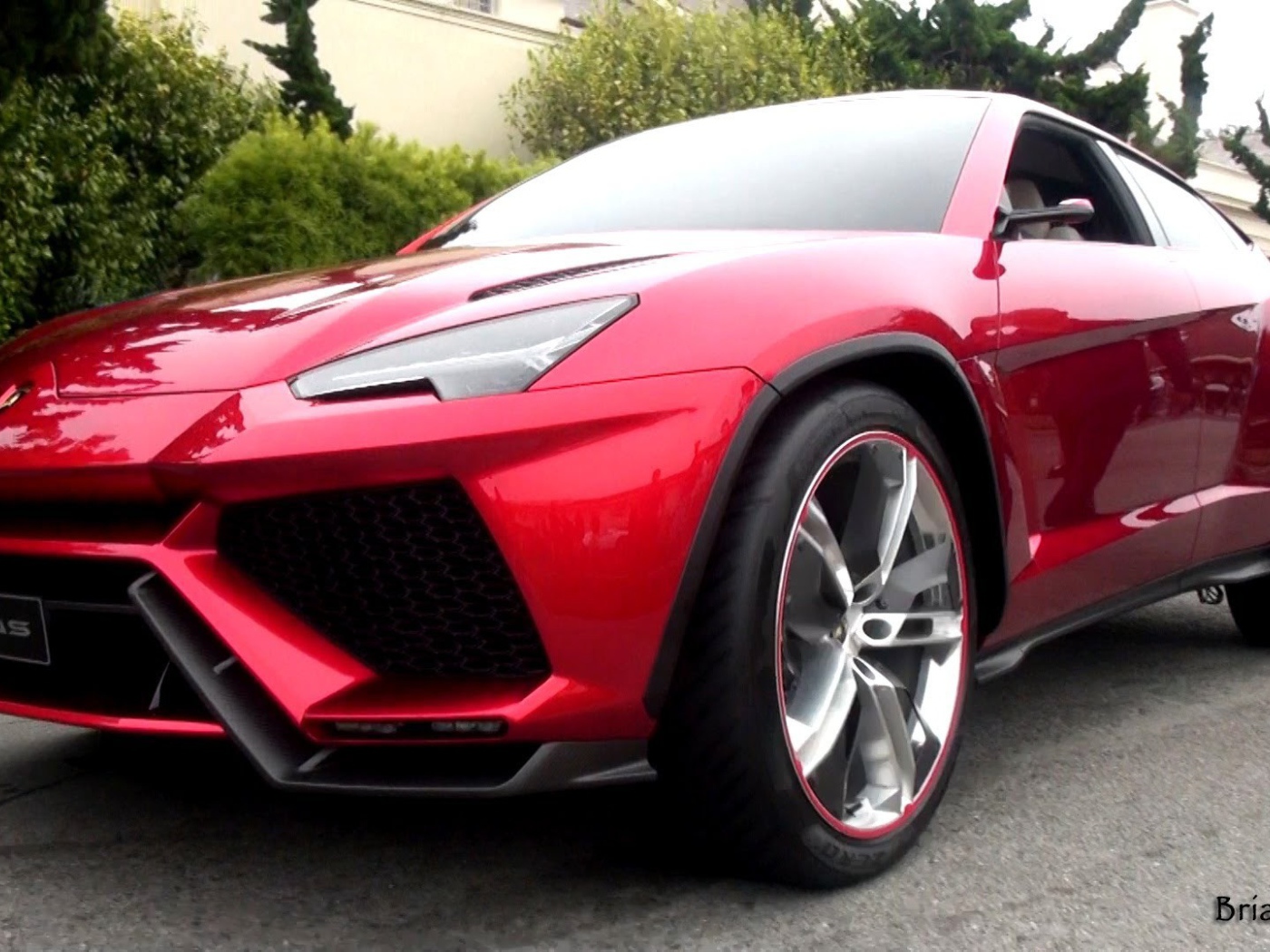 Красивый автомобиль Lamborghini Urus