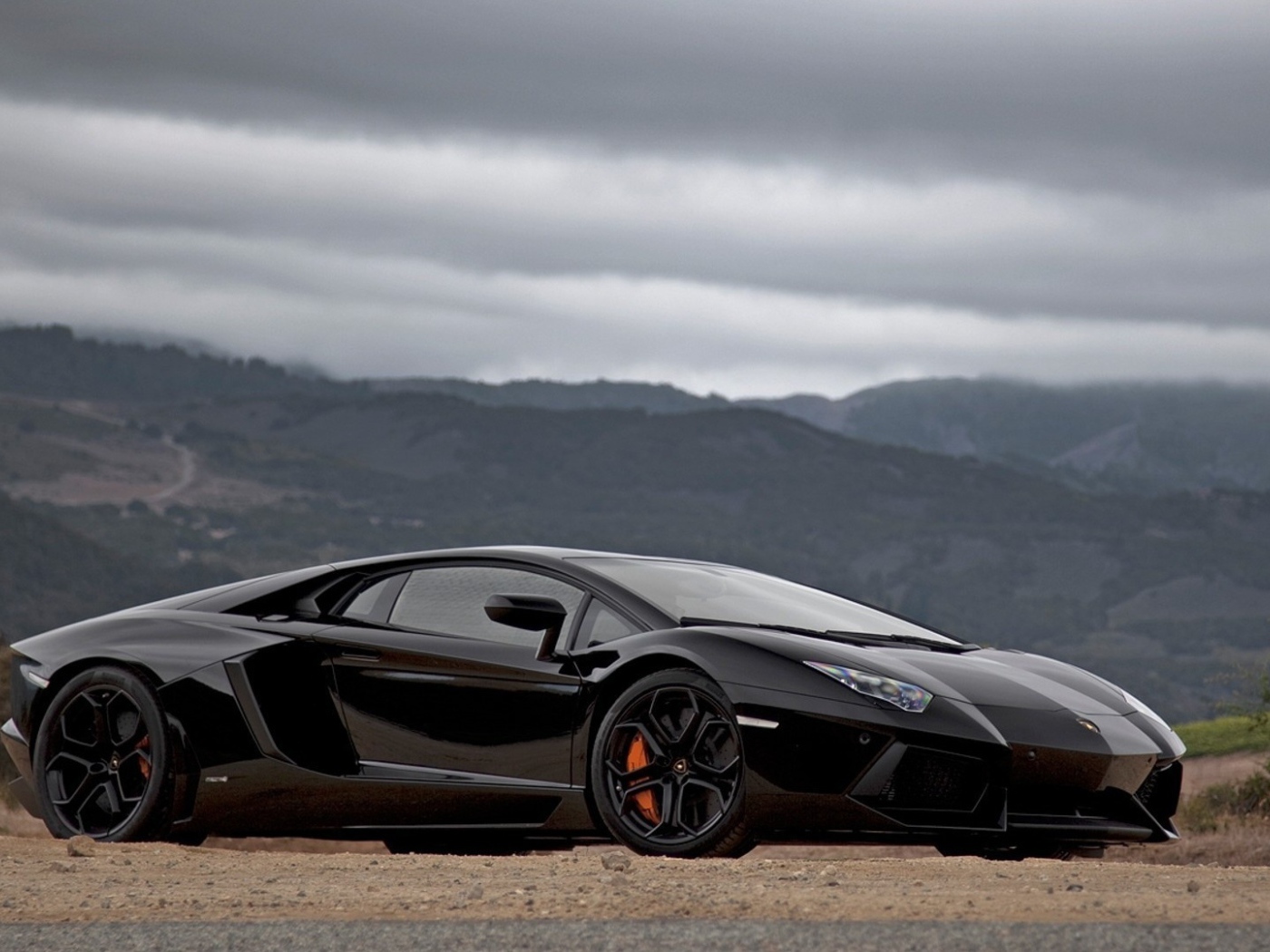 Автомобиль марки Lamborghini модели Aventador