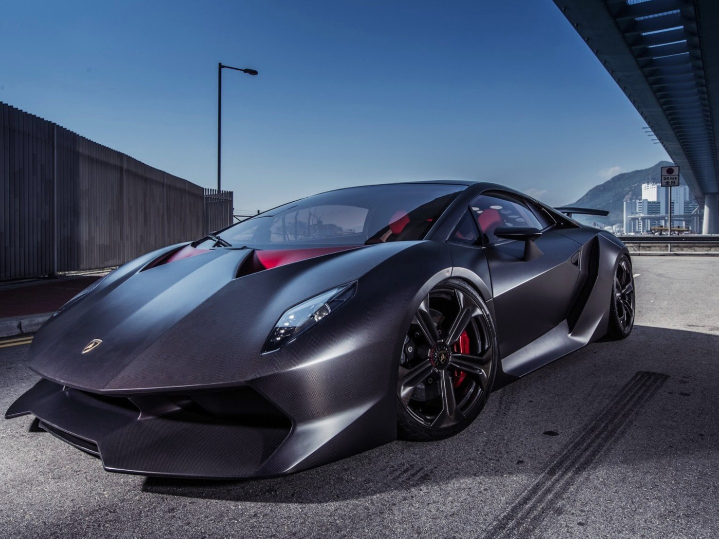 Автомобиль Lamborghini Sesto Elemento на дороге