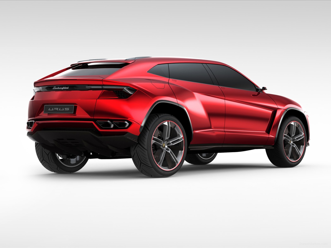 Автомобиль Lamborghini Urus на дороге