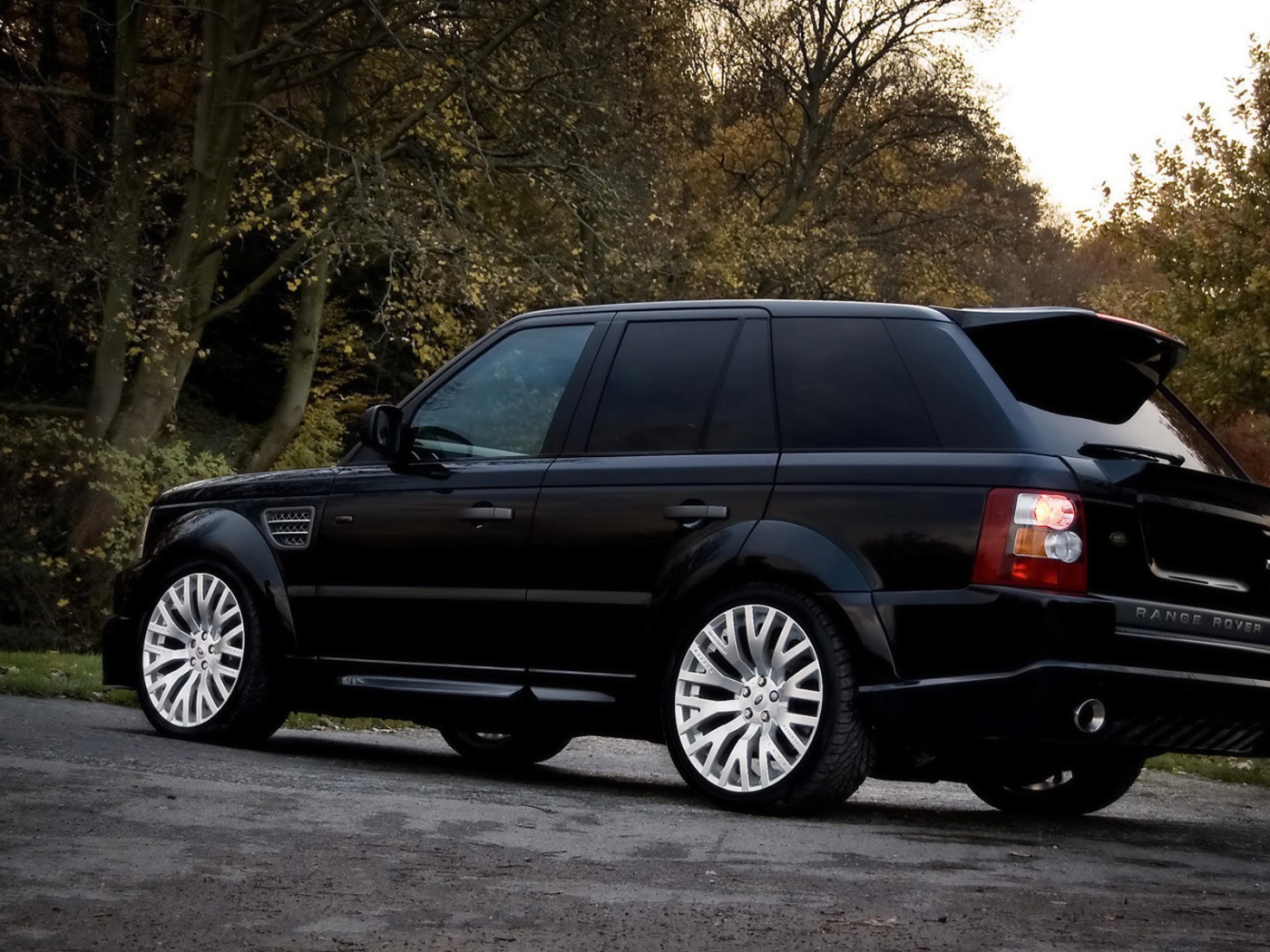 Черный Лэнд Ровер на природе