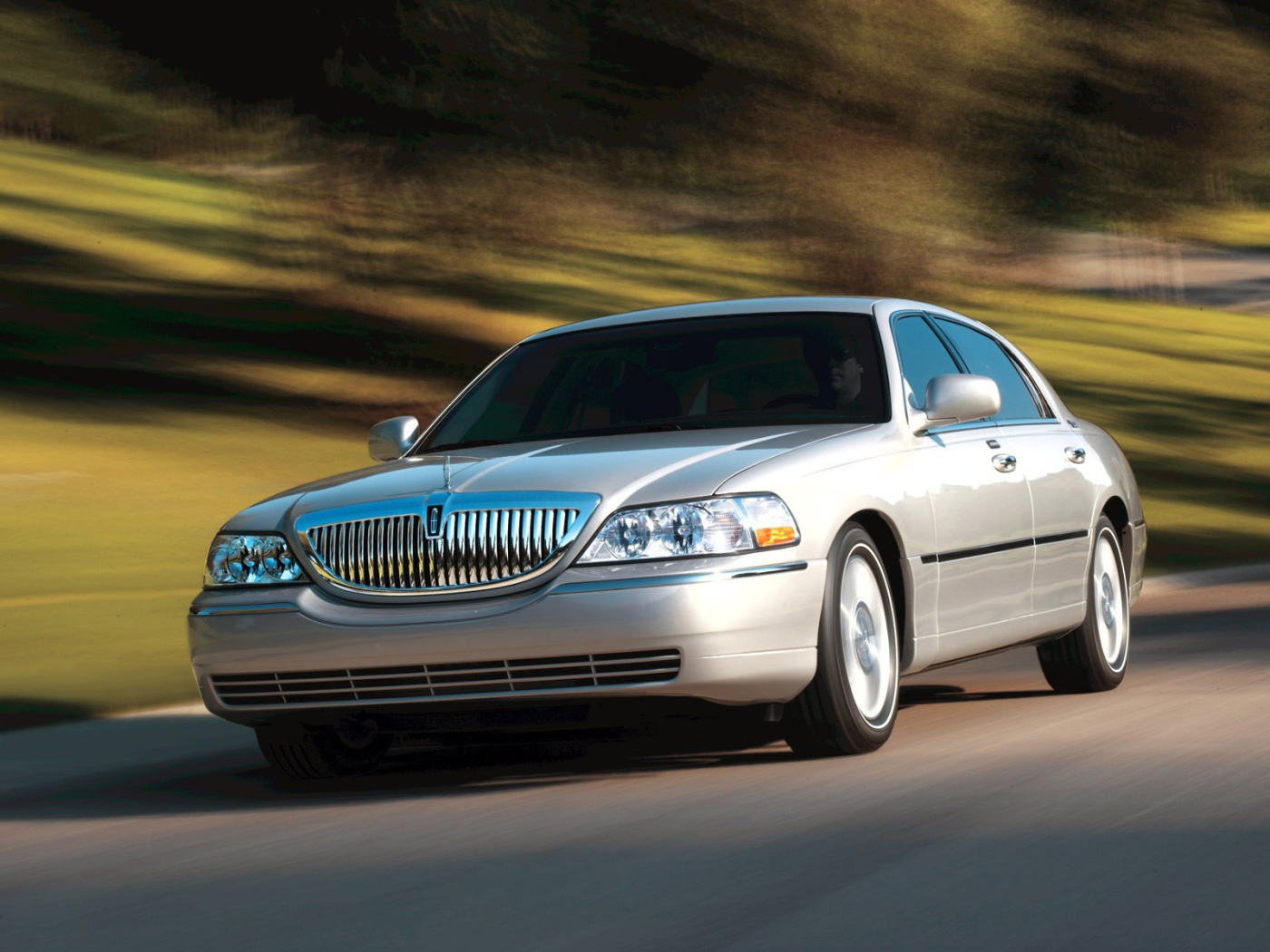 Красивый автомобиль Lincoln Town Car