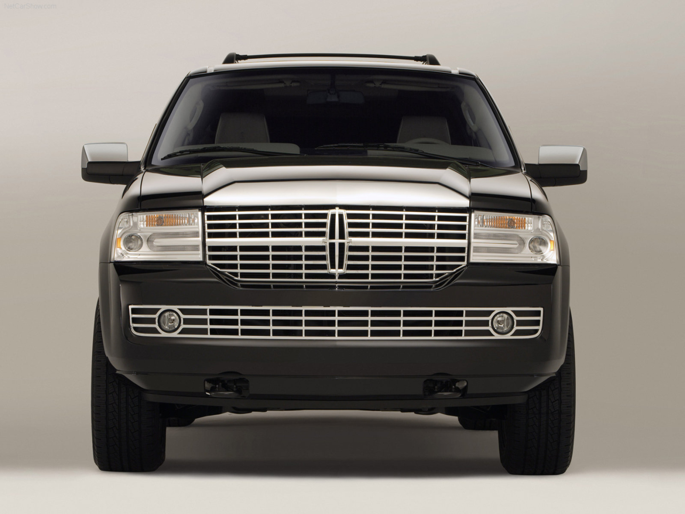 Автомобиль Lincoln Navigator на дороге