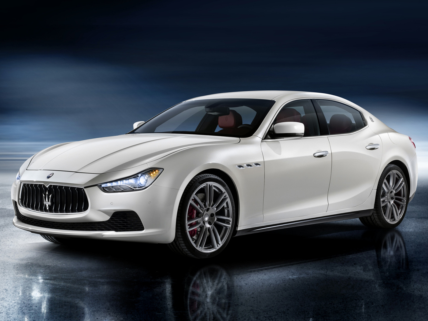 Красивый автомобиль Maserati Ghibli