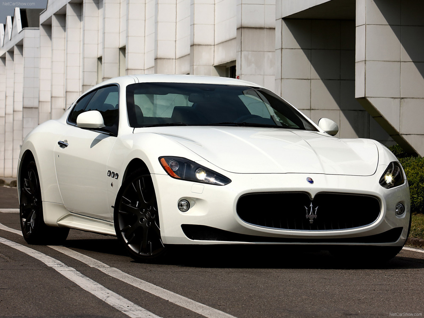 Красивый автомобиль Maserati Granturismo в Москве
