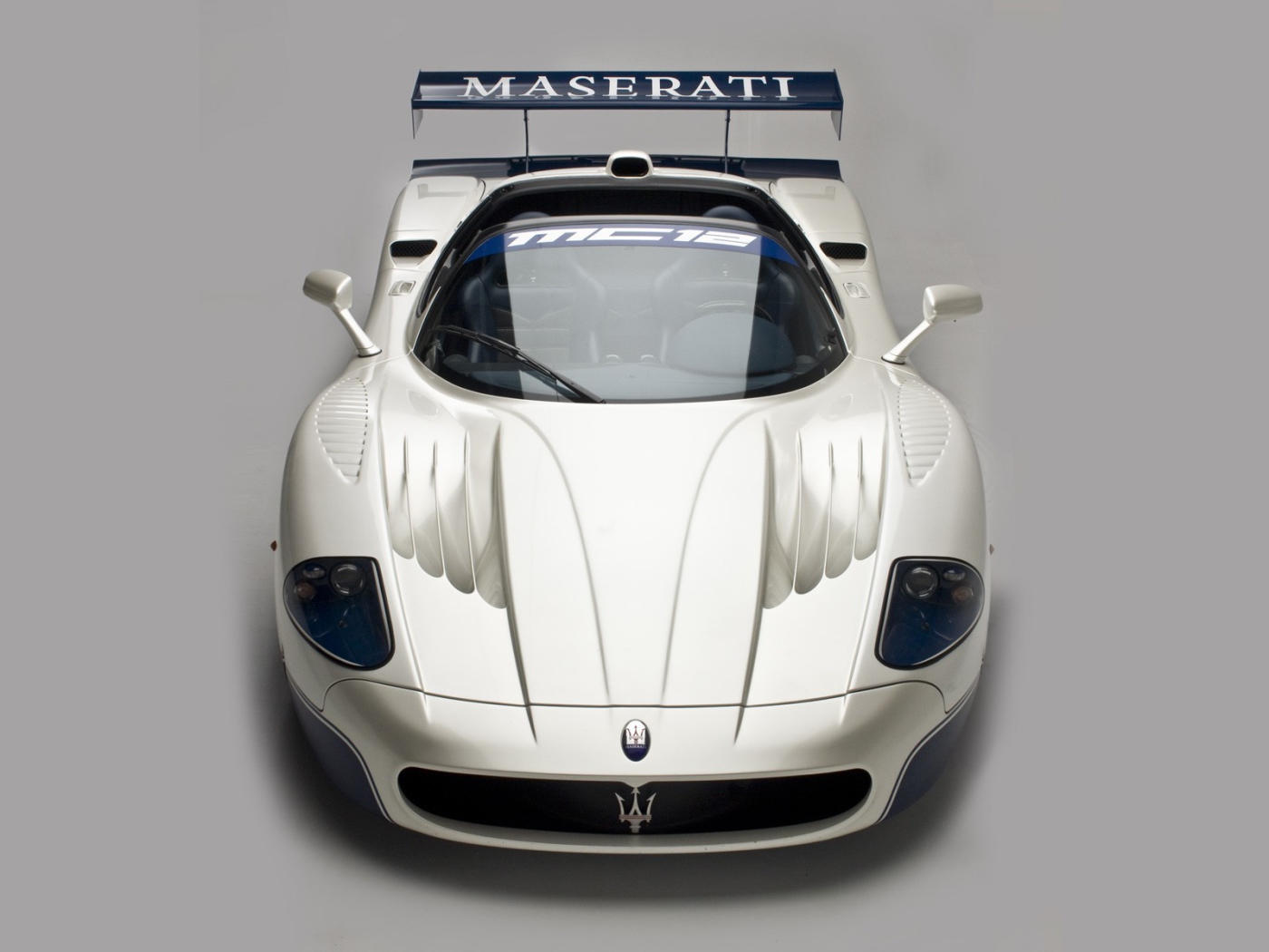 Автомобиль Maserati MC12 на дороге