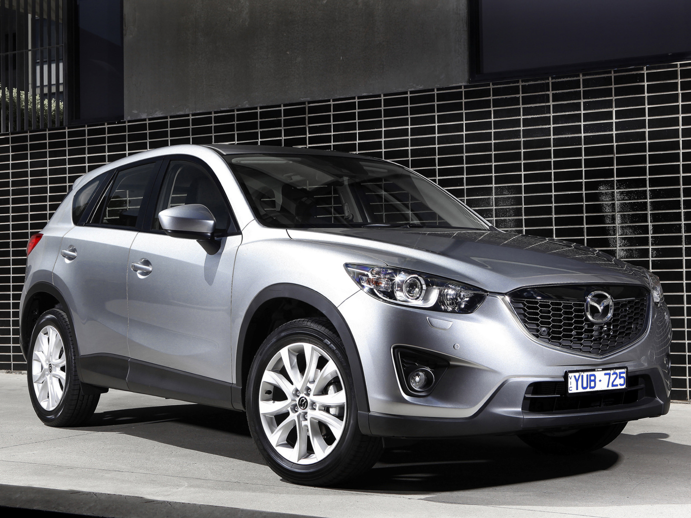 Красивый автомобиль Mazda CX 5