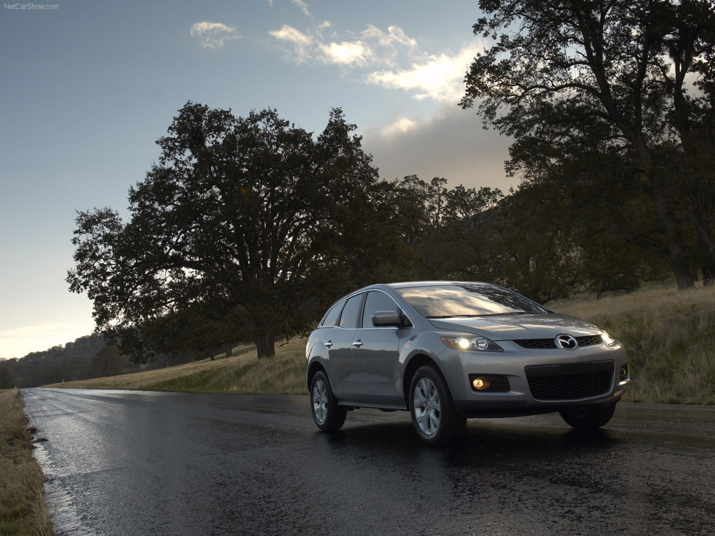 Красивый автомобиль Mazda CX 7 в Москве