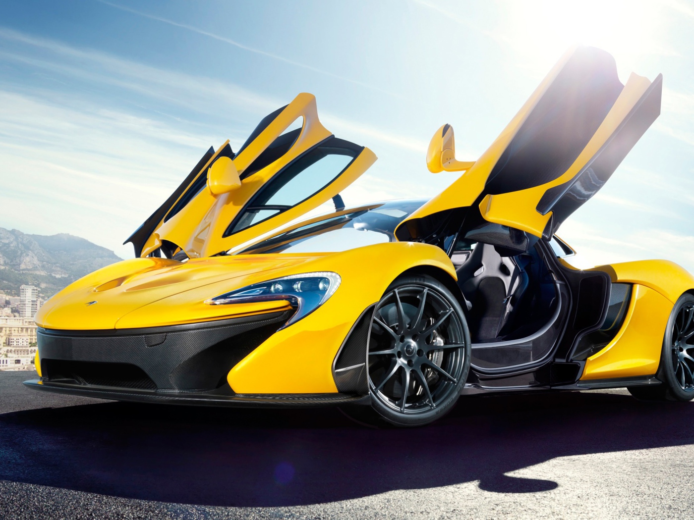 Желтый McLaren P1