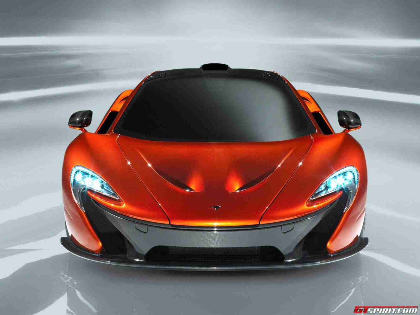 Автомобиль марки McLaren модели P1 2014