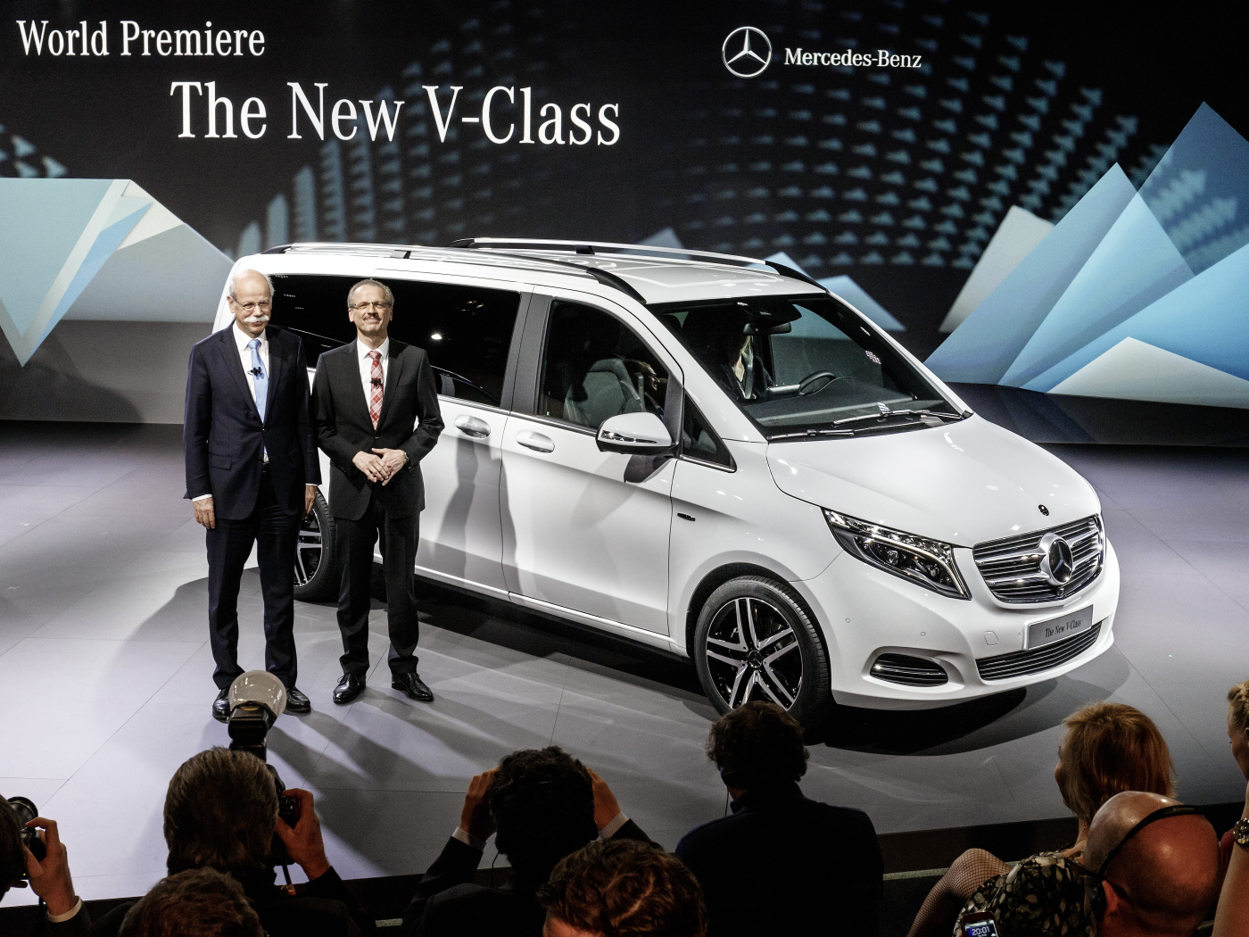 Красивый автомобиль Mercedes V-Class 2014