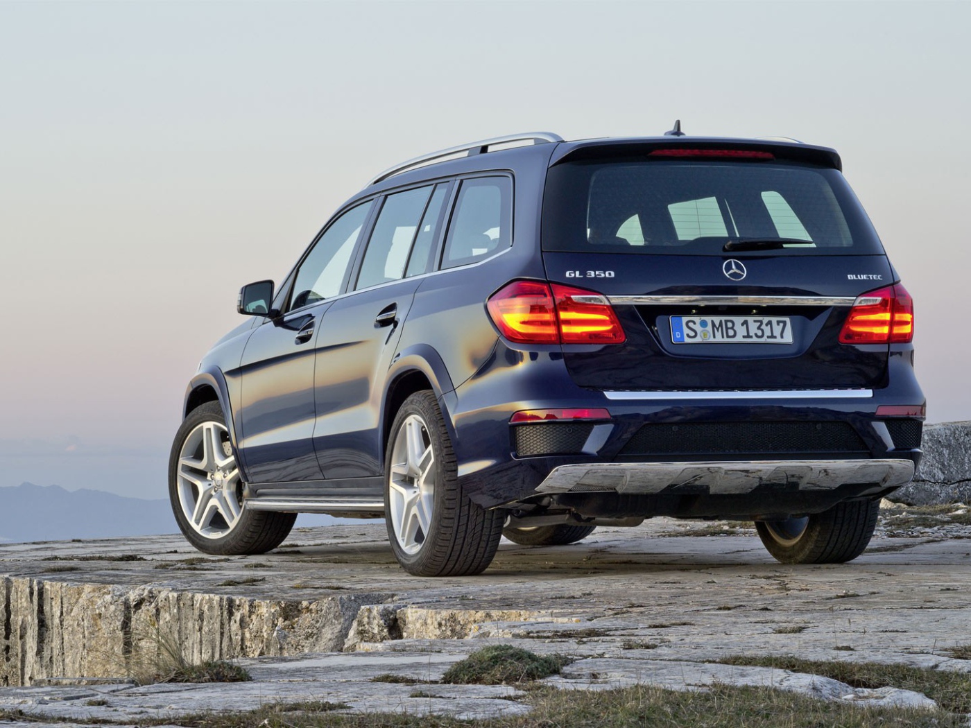 Синий мерседес в горах