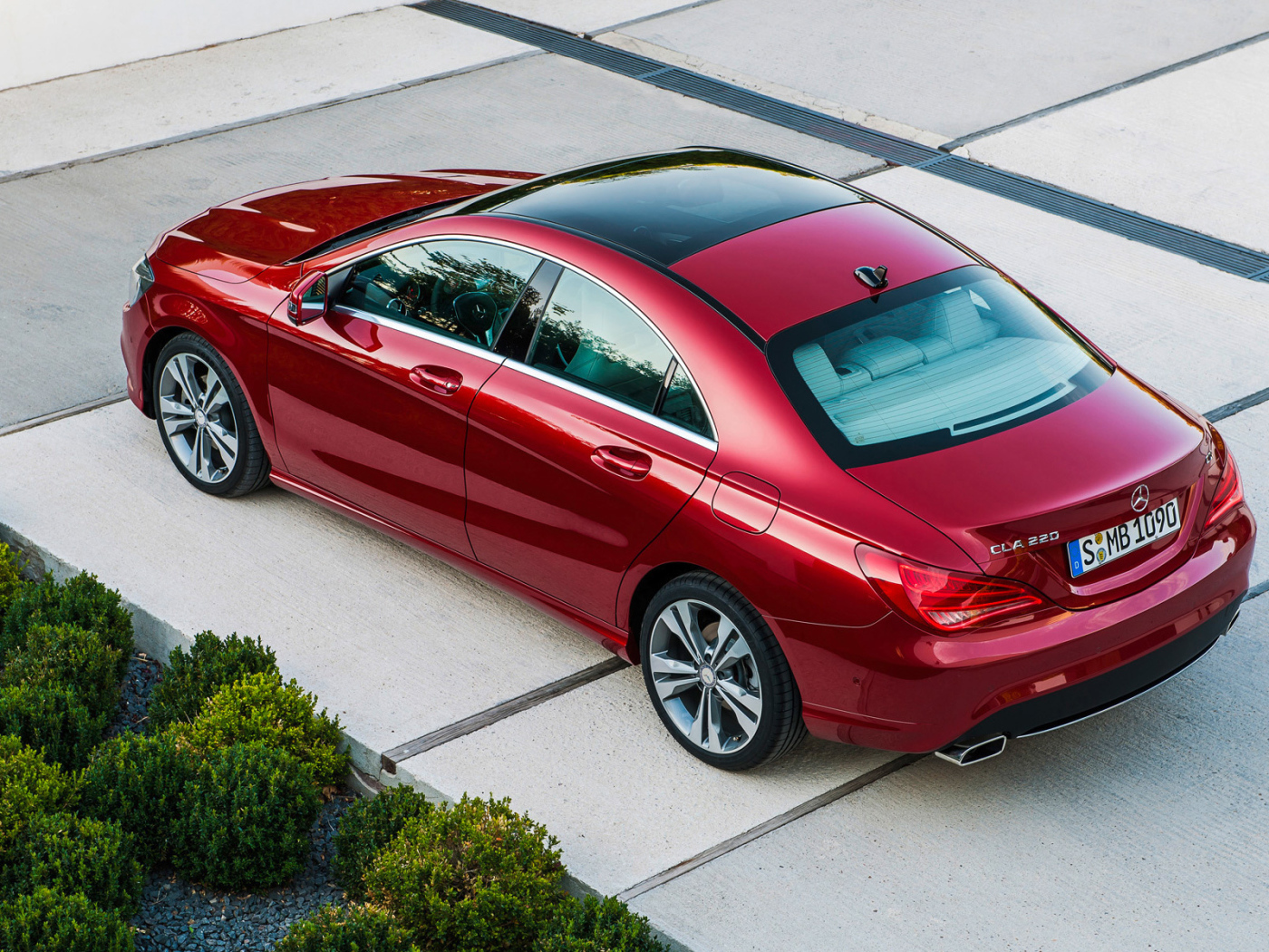 Вишневый Mercedes GLA