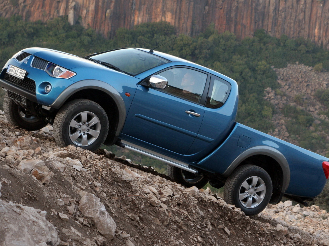 Автомобиль Mitsubishi L200 на дороге