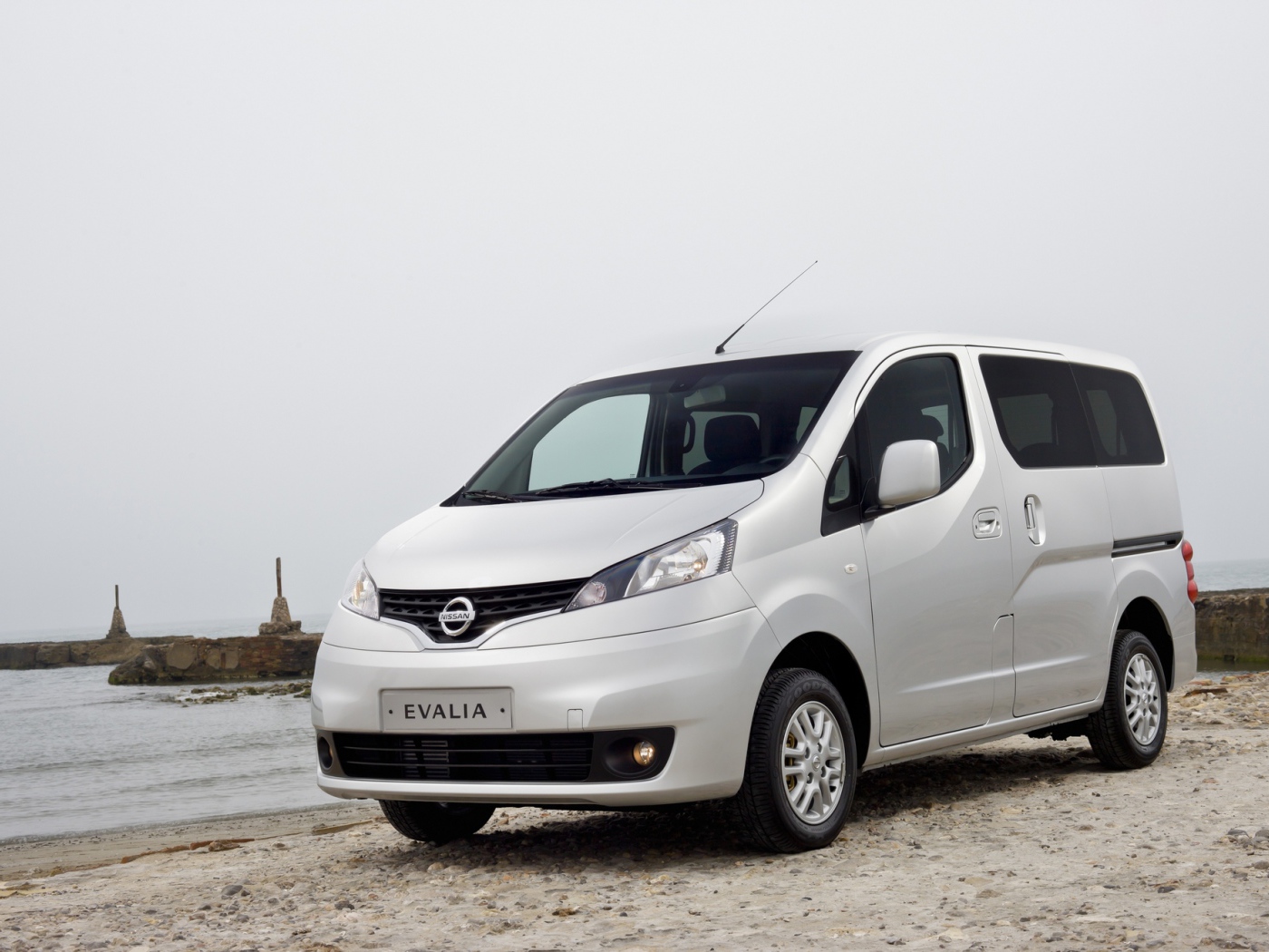 Красивый автомобиль Nissan NV200 в Москве