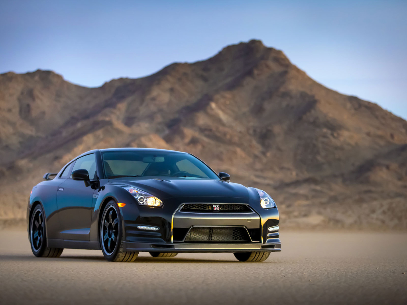 Автомобиль марки Nissan модели GT-R Nismo 2014
