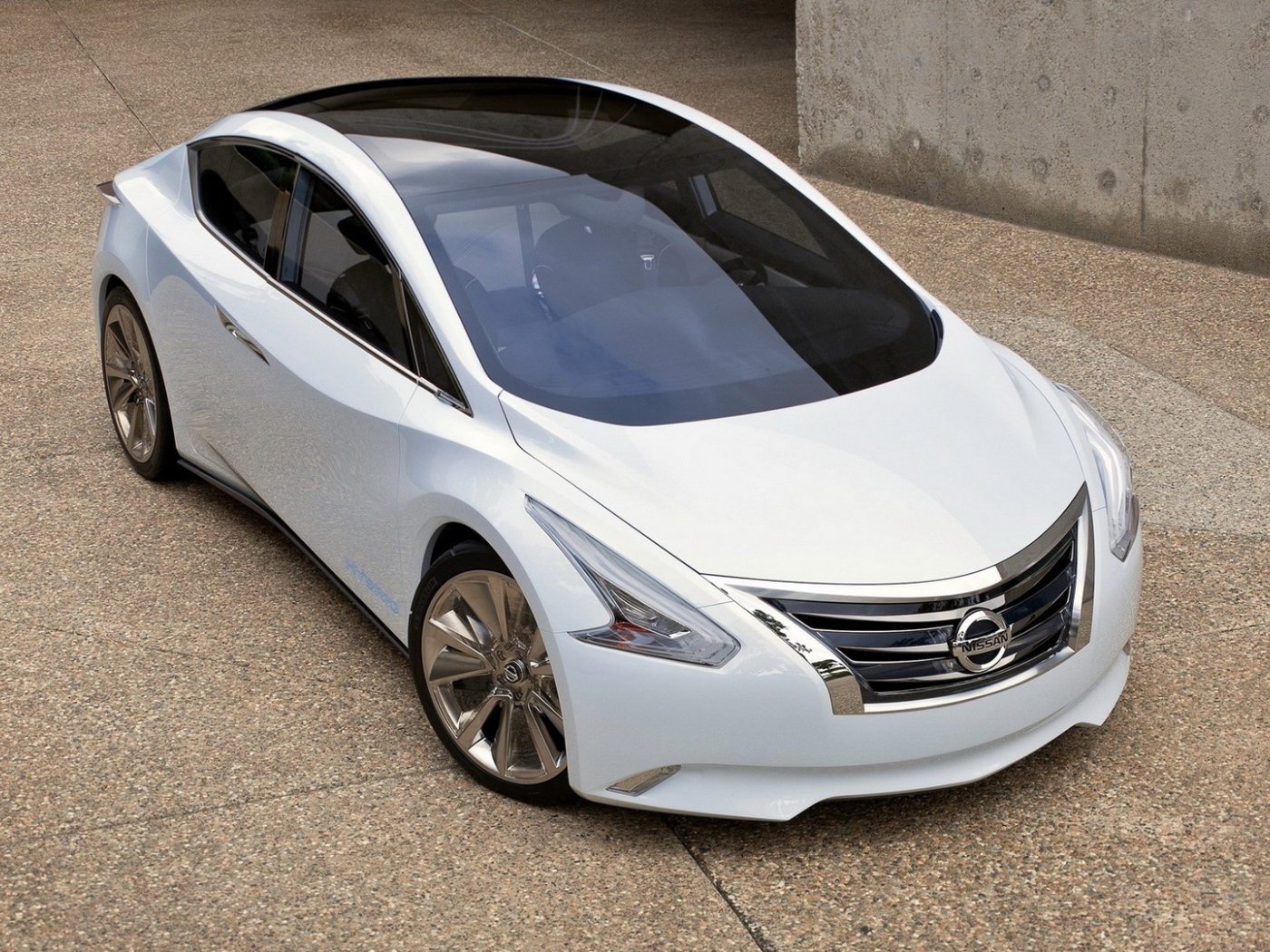 Ниссан со стеклянной крышей