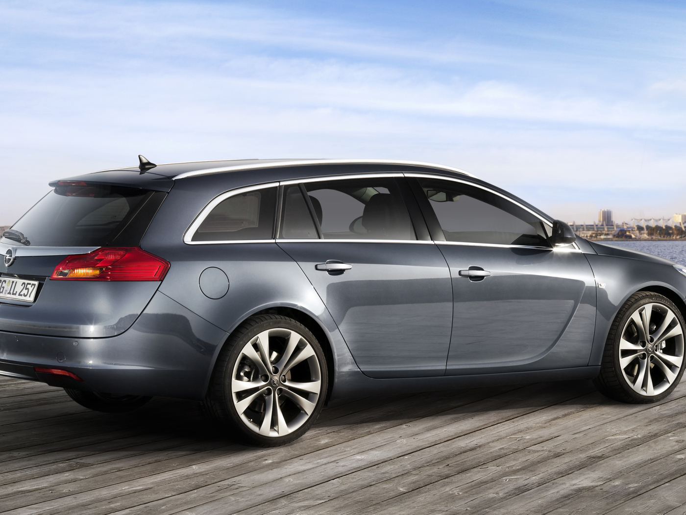 Красивый автомобиль Opel Insignia