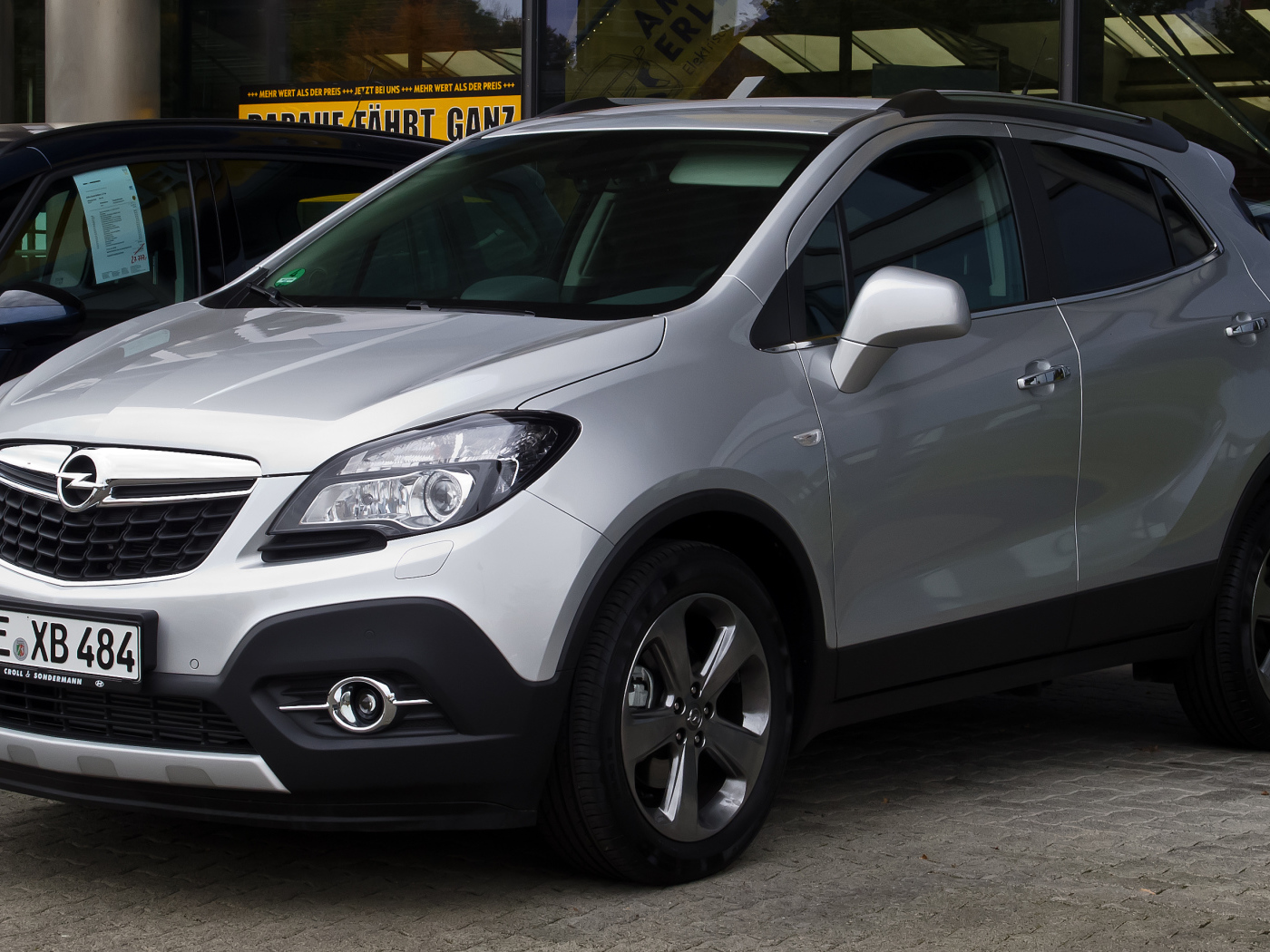 Красивый автомобиль Opel Mokka в Москве
