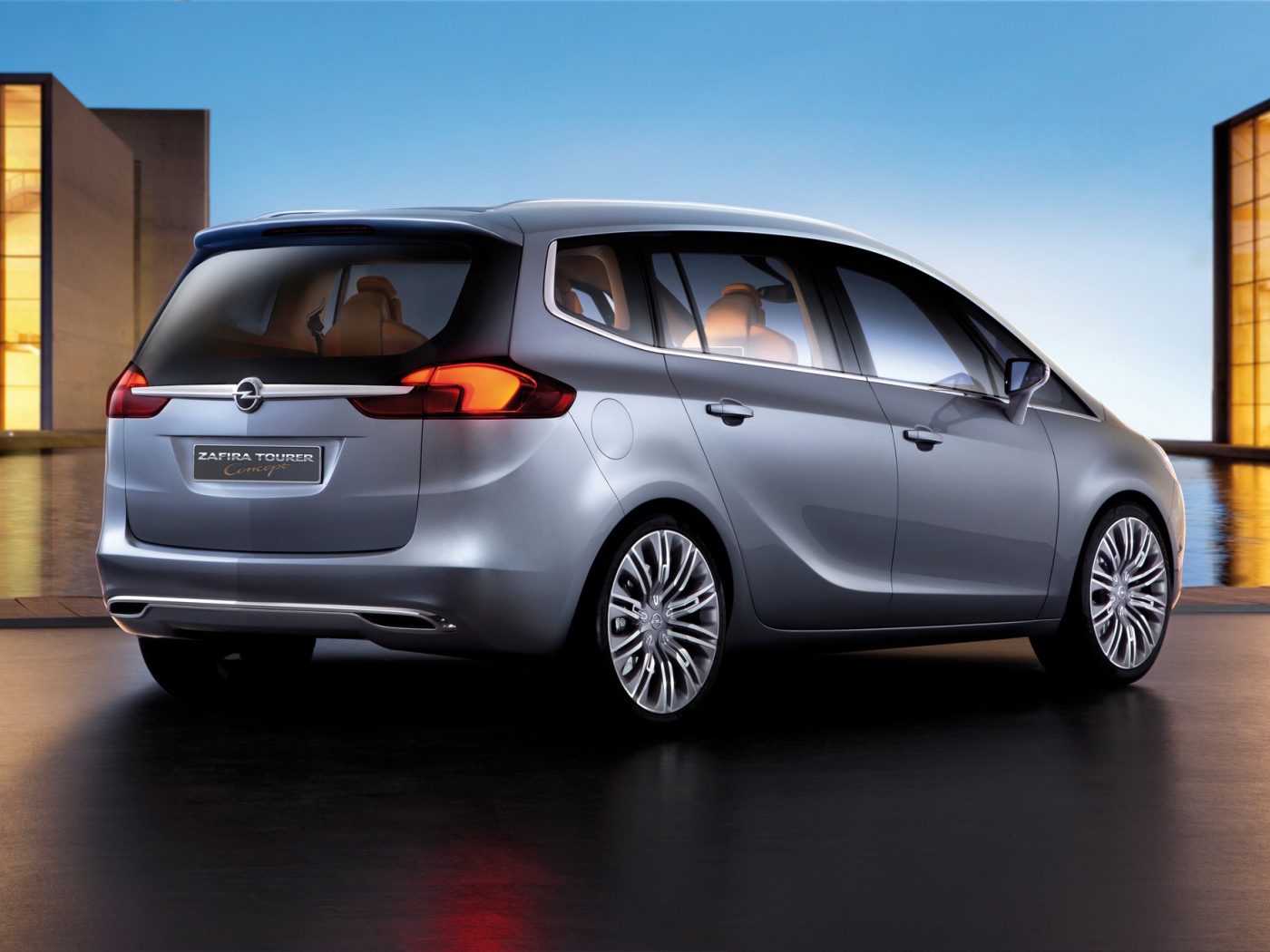 Красивый автомобиль Opel Zafira