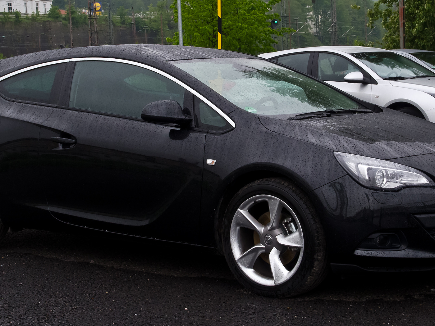 Автомобиль Opel Astra GTC на дороге