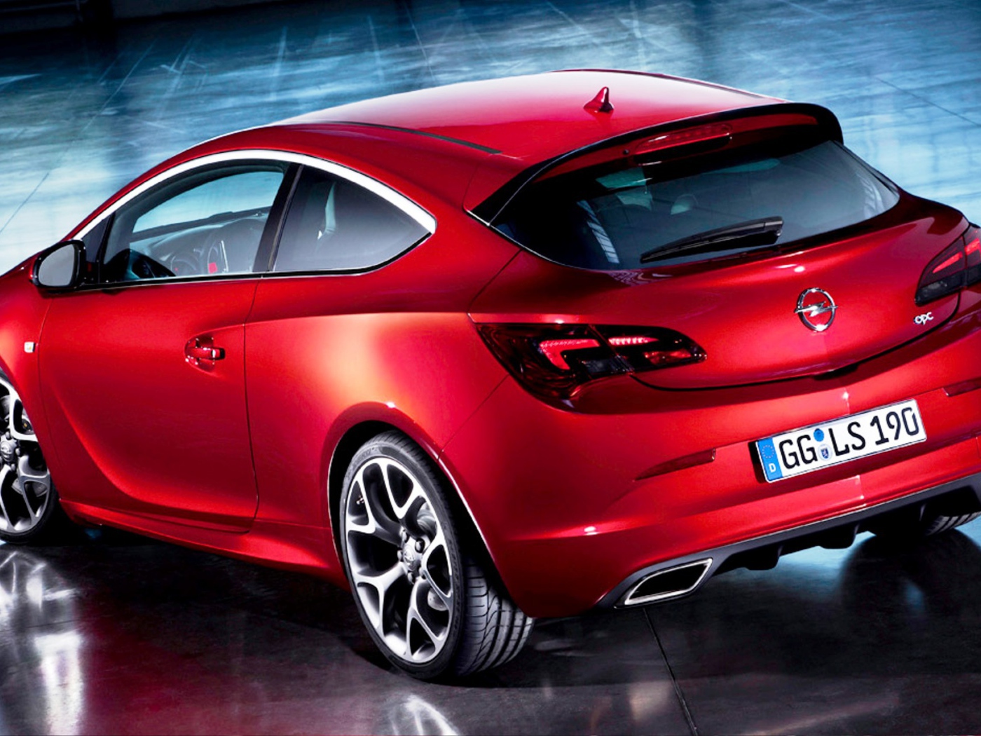 Автомобиль Opel Astra GTC 2014 на дороге