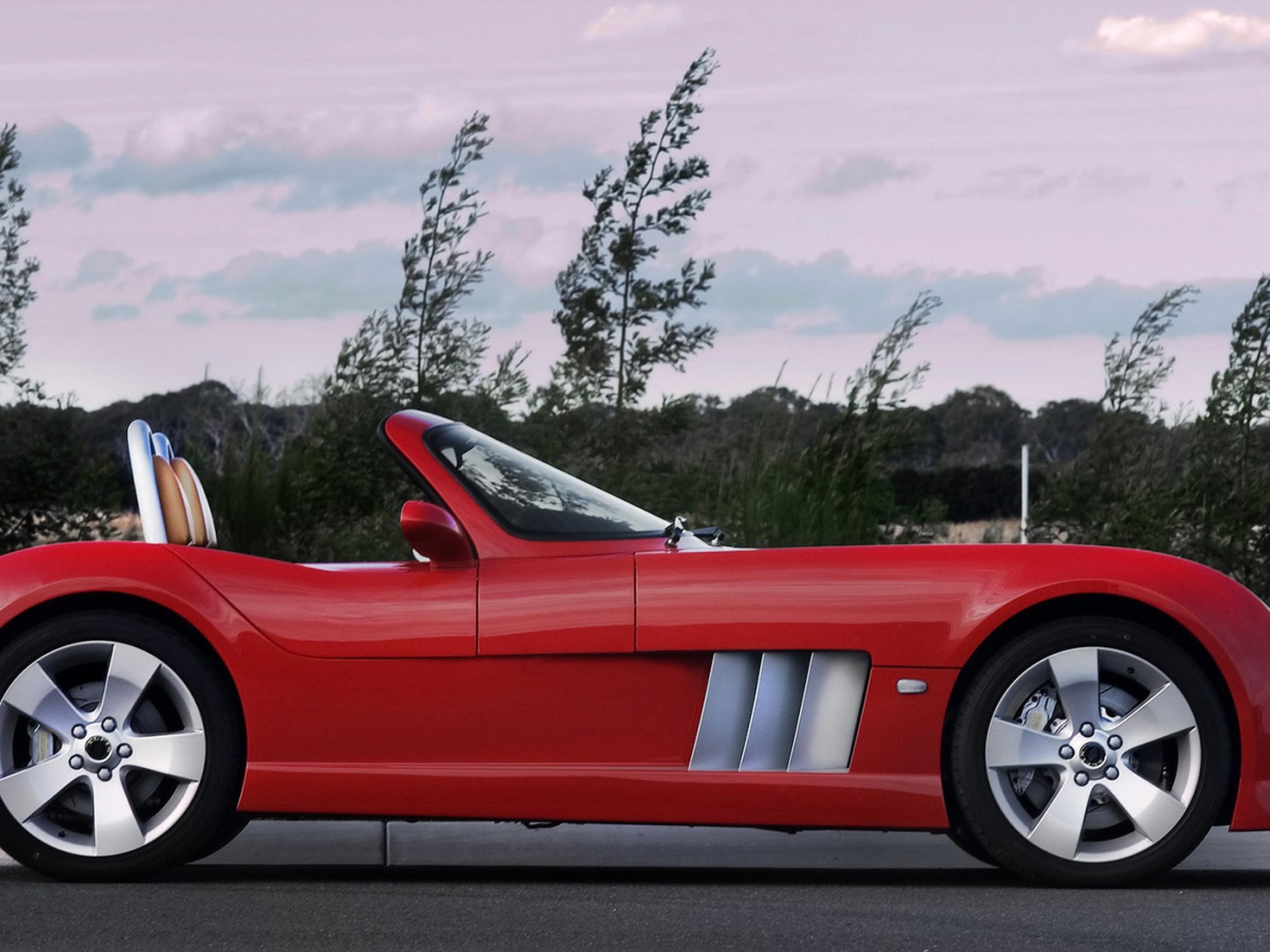 Красный автомобиль