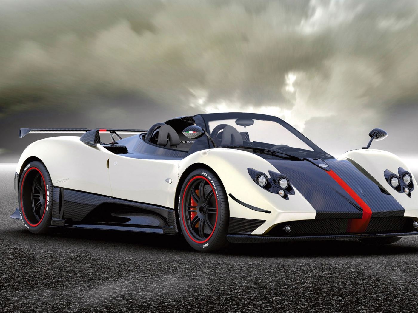 Красивый автомобиль Pagani Zonda в Москве
