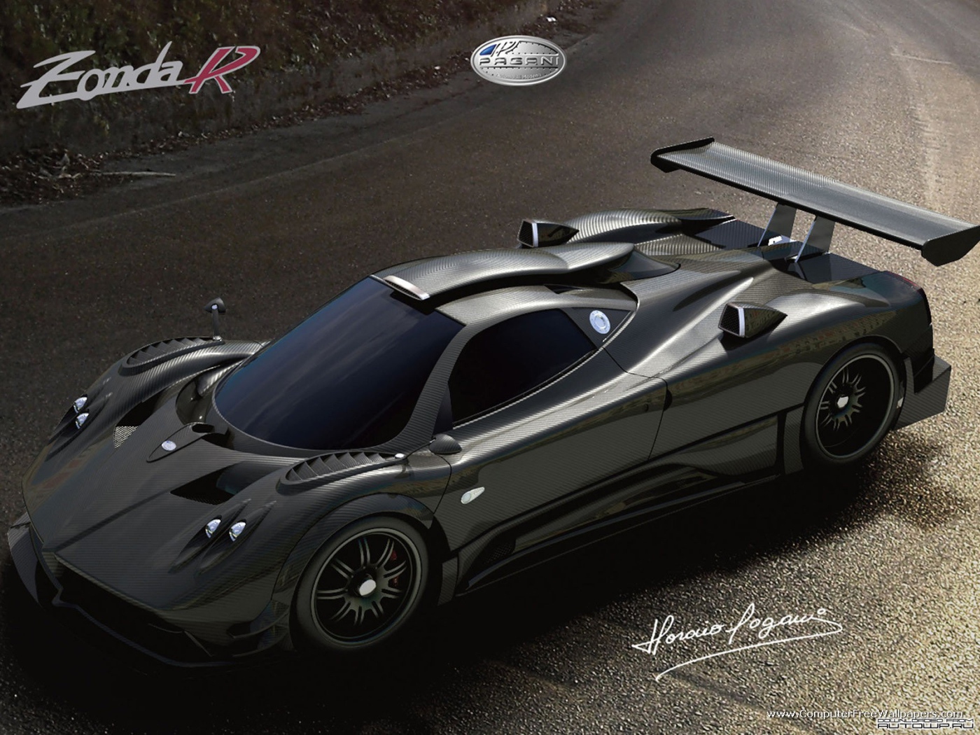 Автомобиль Pagani Zonda на дороге
