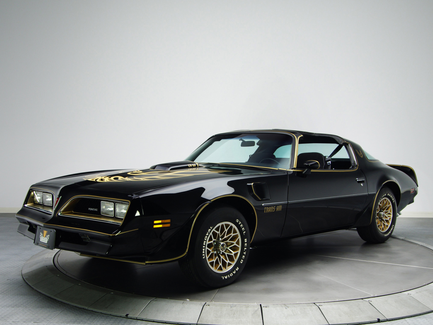 Красивый автомобиль Pontiac Firebird