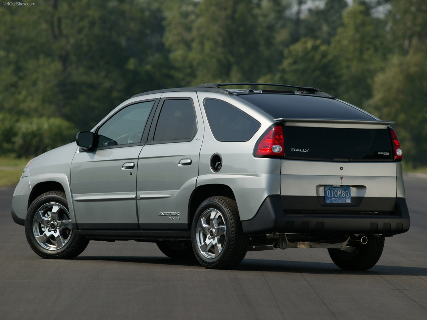 Автомобиль марки Pontiac модели Aztec