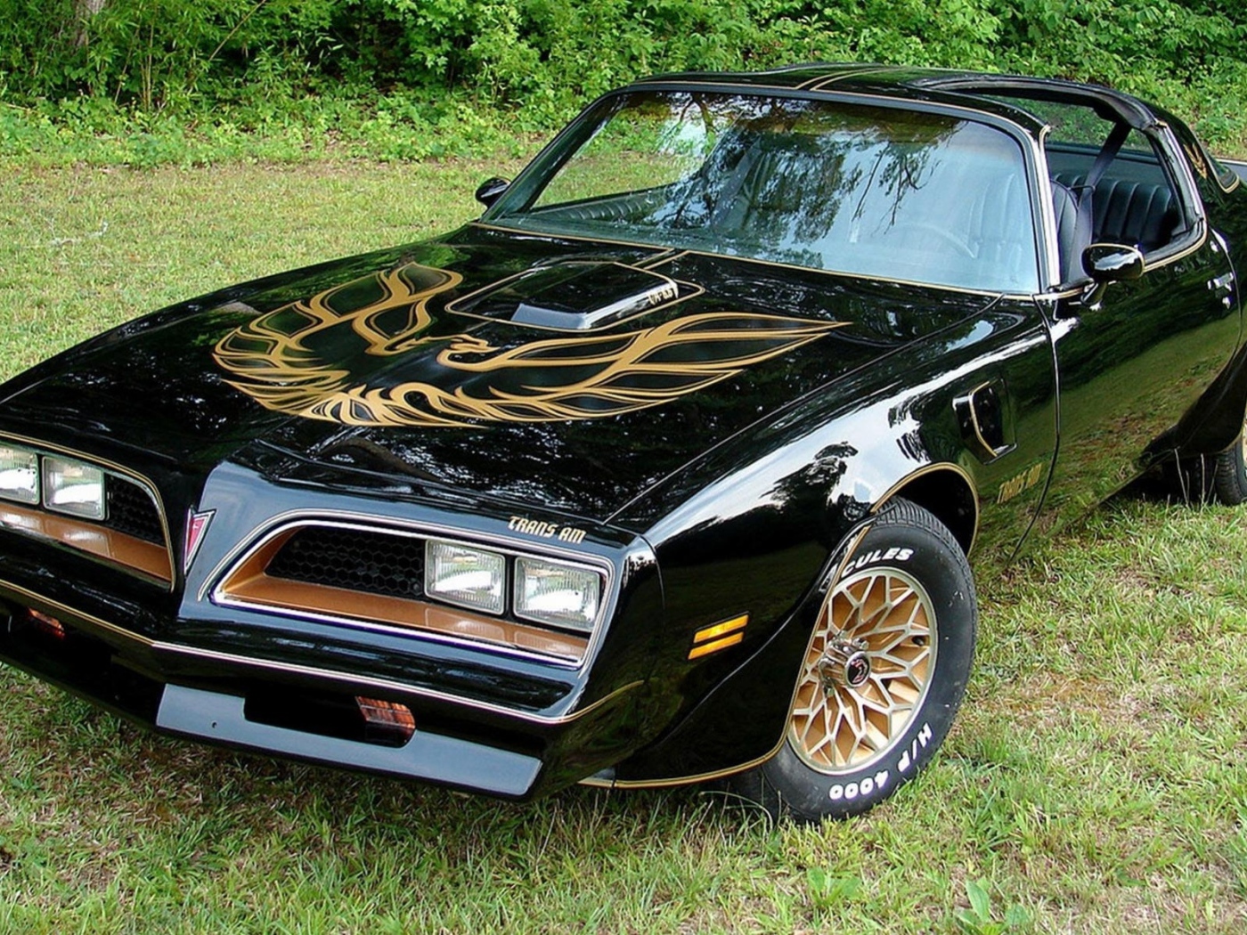 Автомобиль марки Pontiac модели Firebird
