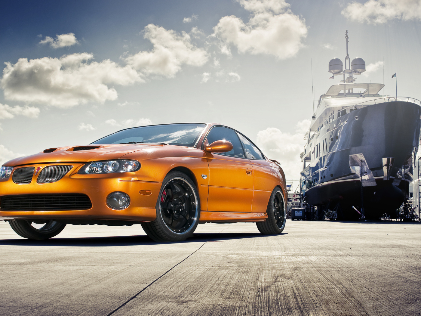 Автомобиль Pontiac GTO на дороге