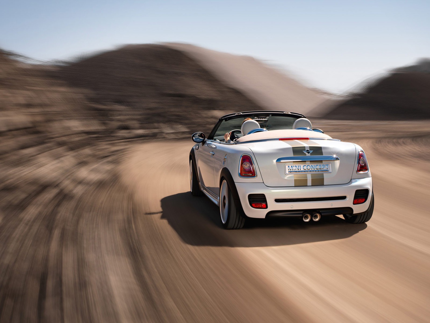 Кабриолет на дороге