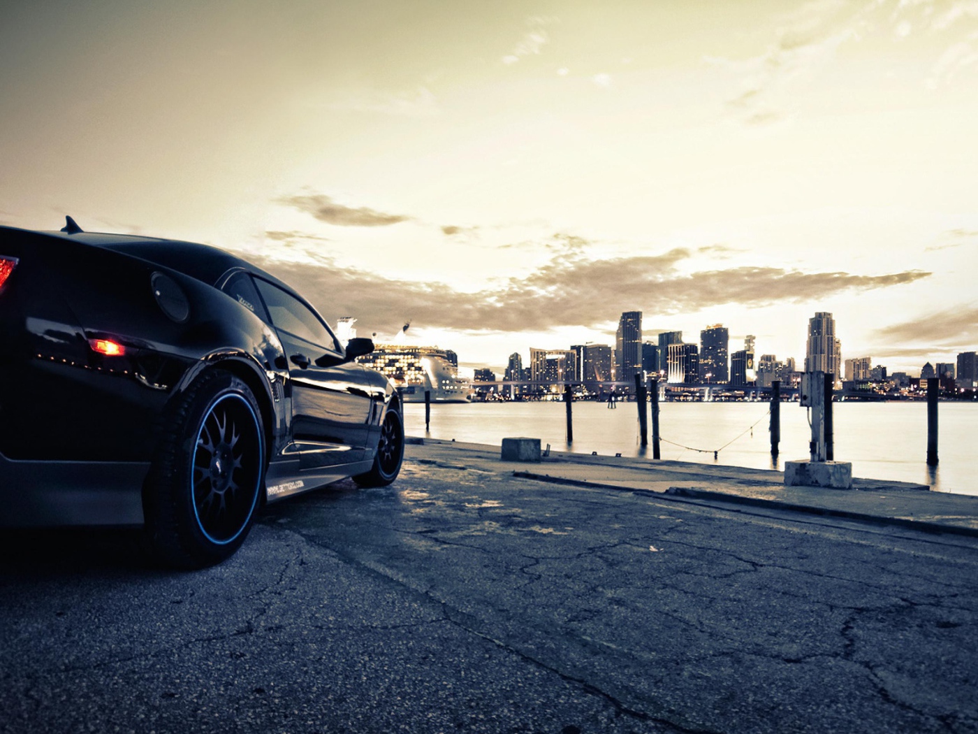 Спортивный автомобиль на фоне города