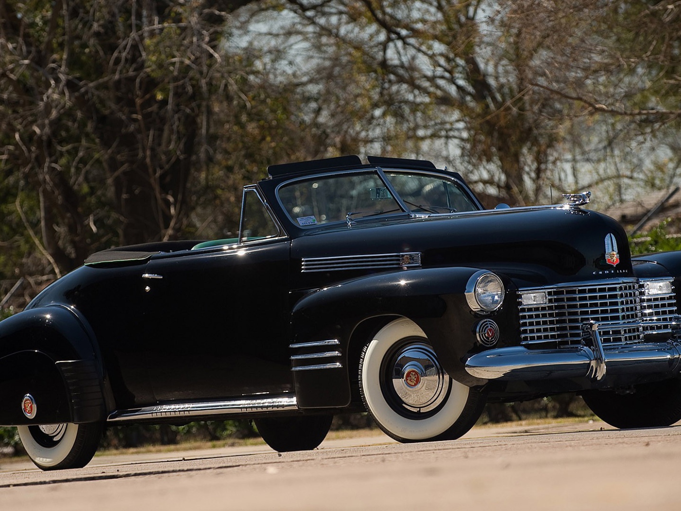 Старинный черный кабриолет