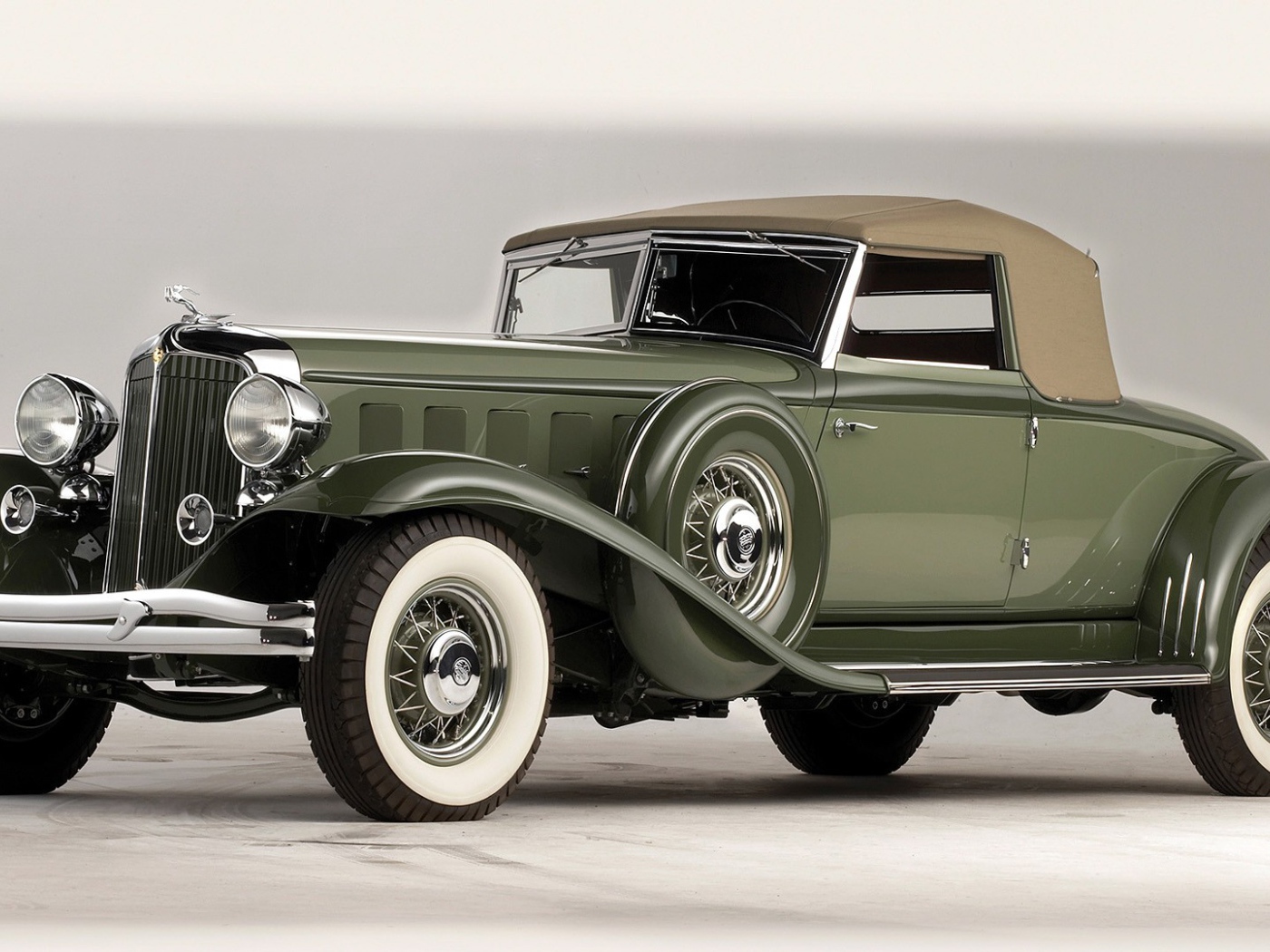 Старинный классический автомобиль