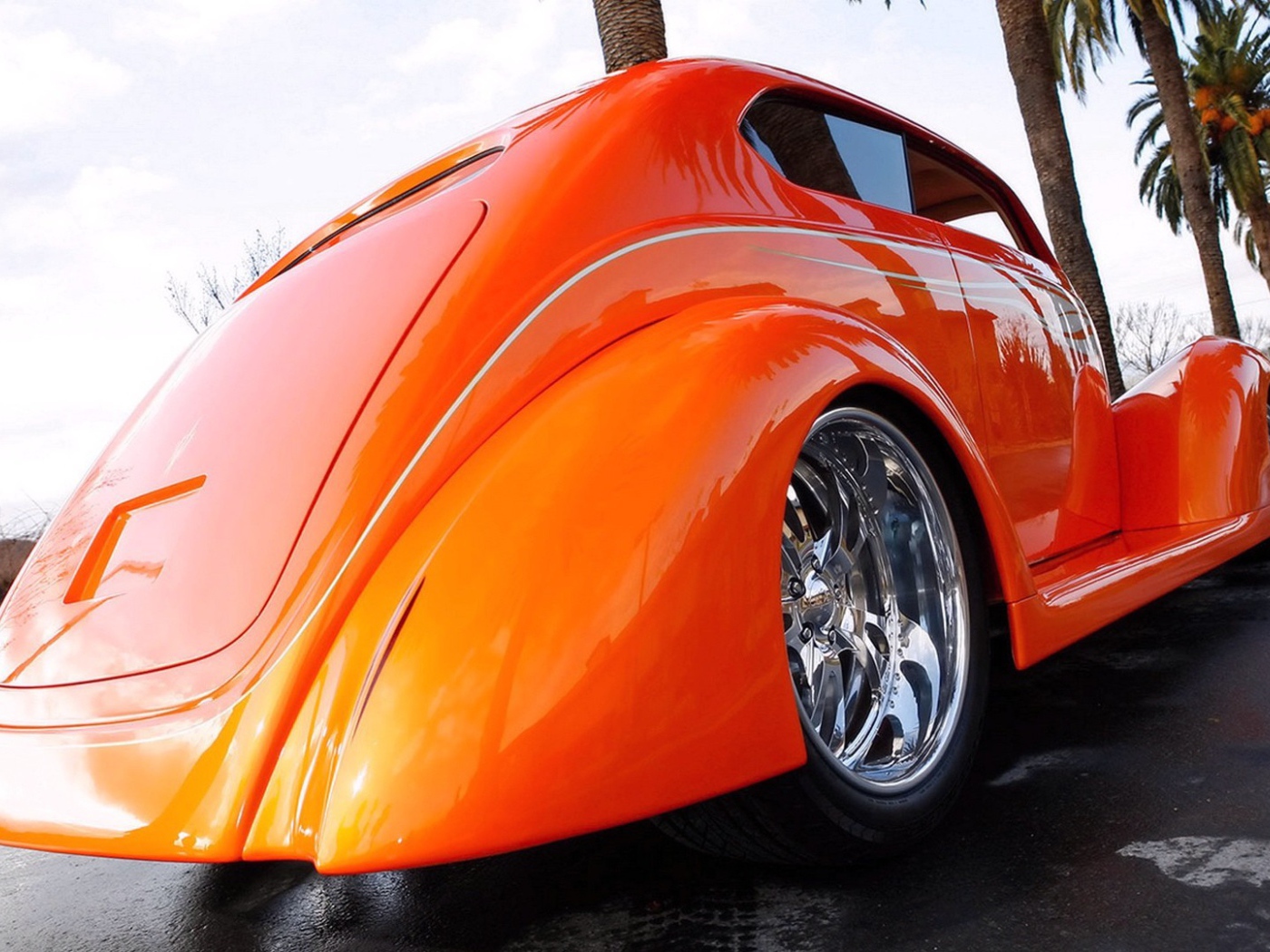 Старинный оранжевый автомобиль