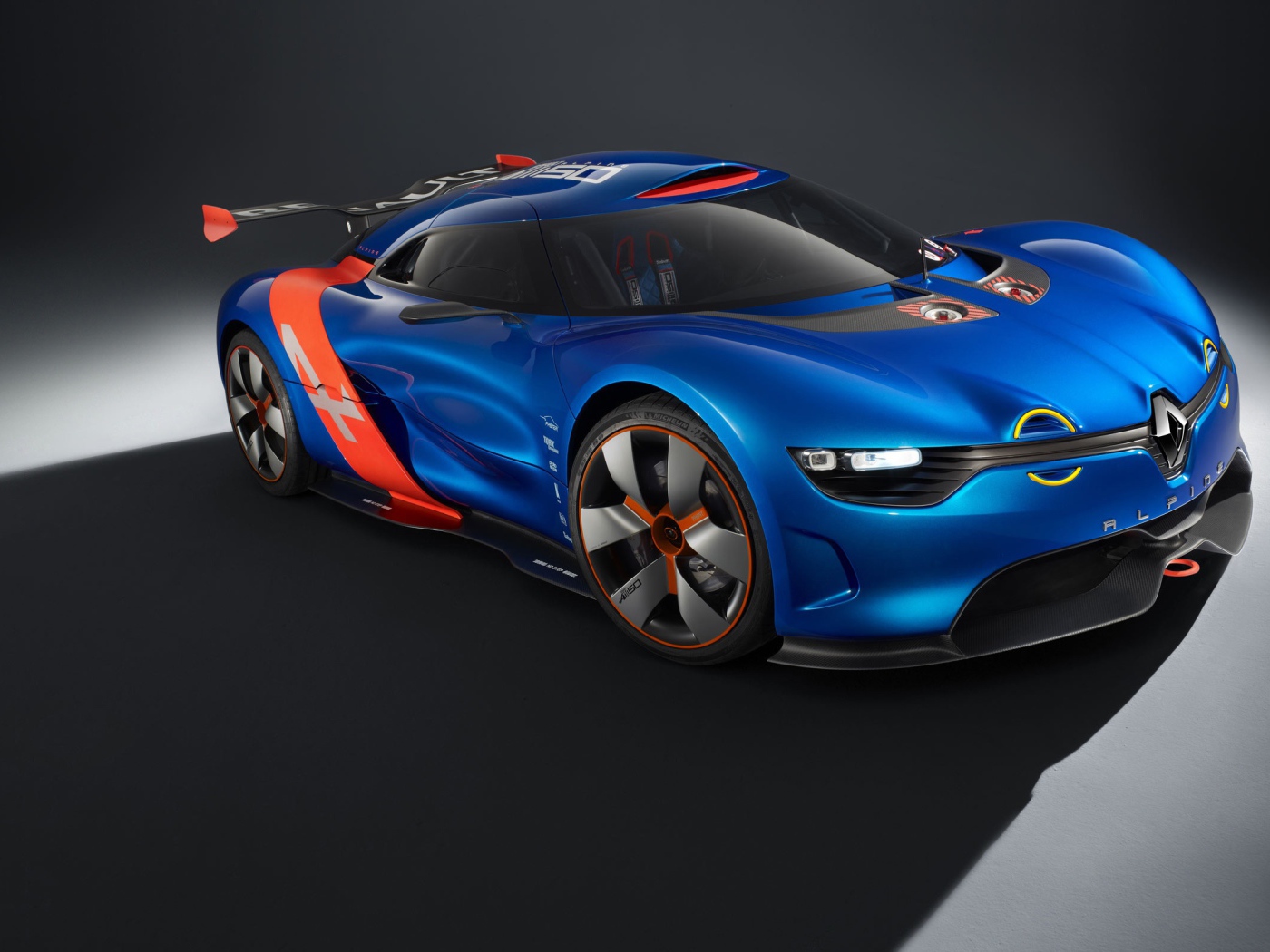 Красивый автомобиль Renault alpine